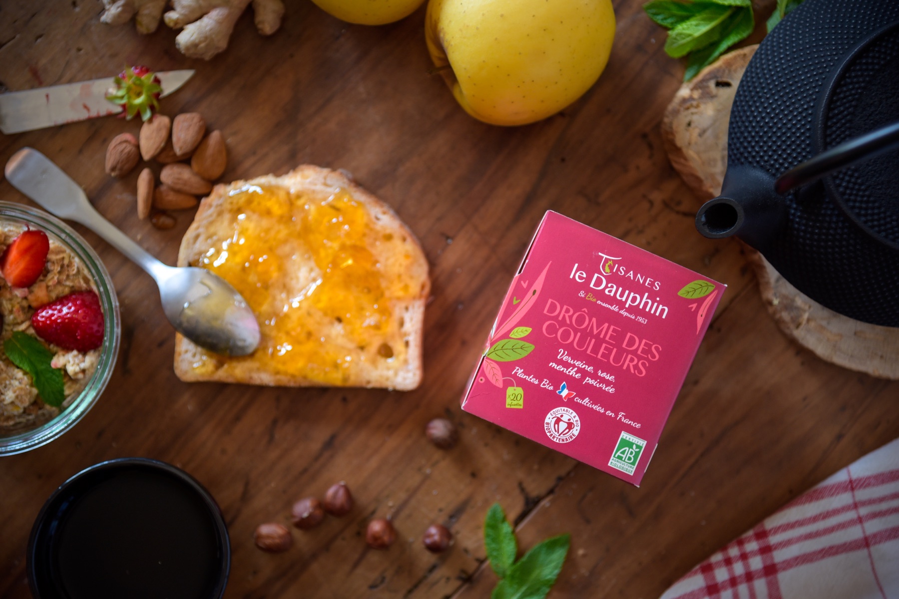 Thé accompagné d'un petit-déjeuner fruité