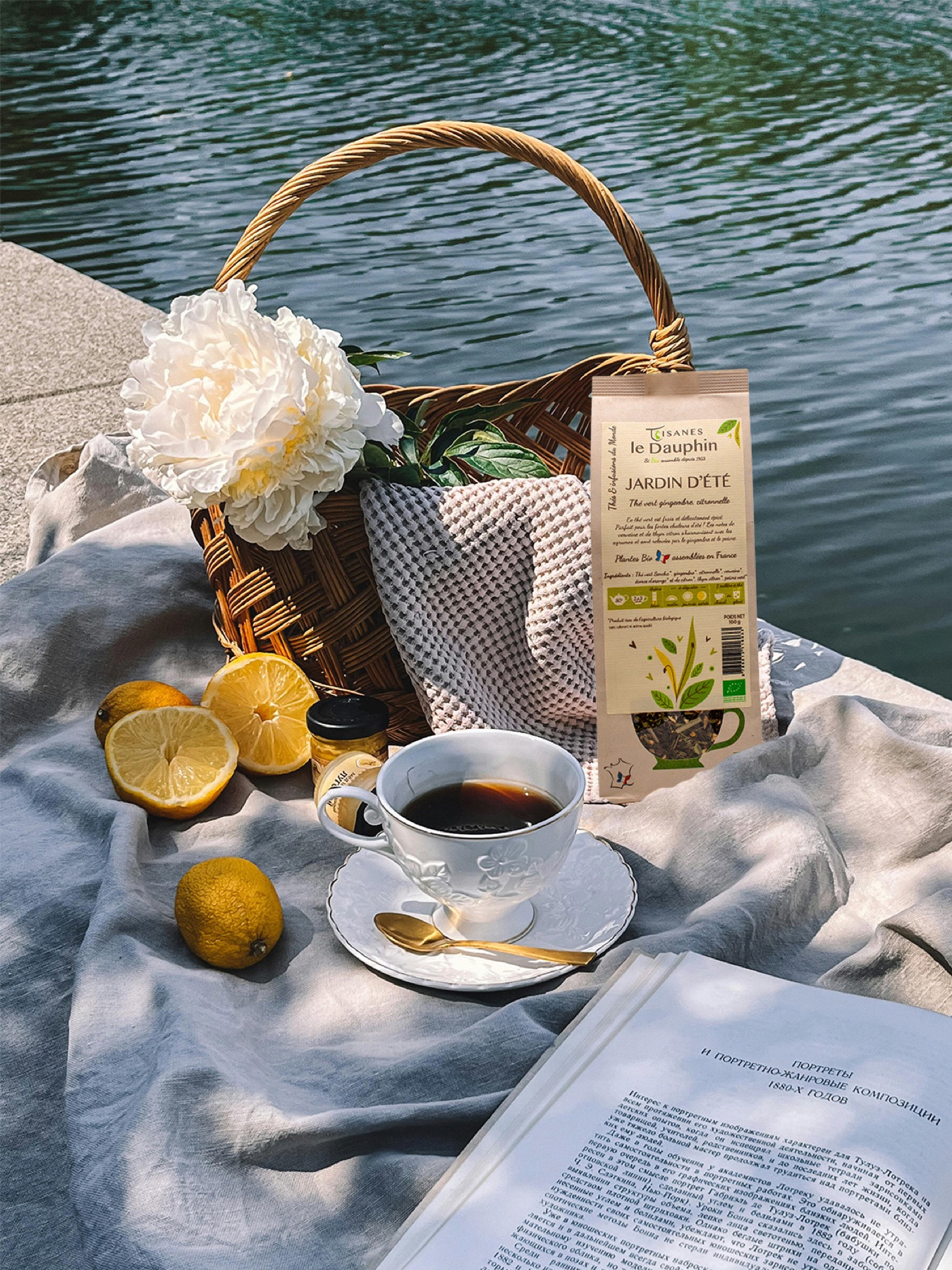 Pause tisane au bord de l'eau avec une tasse et un panier
