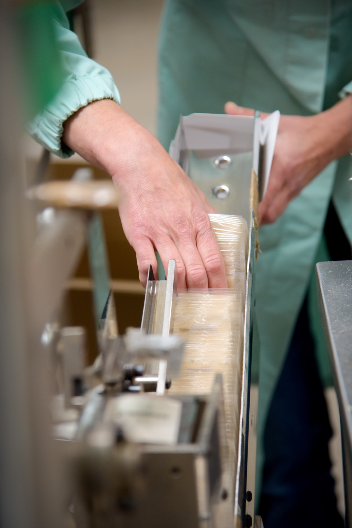 Production d'infusettes sur machine dans l'atelier Le Dauphin