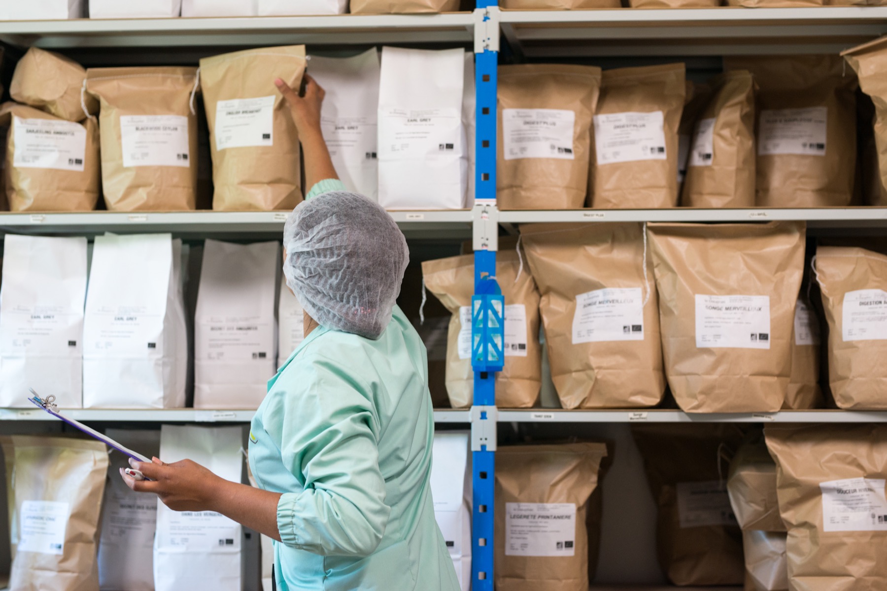 Sachets de plantes en vrac stockés dans l'atelier Les Tisanes le Dauphin